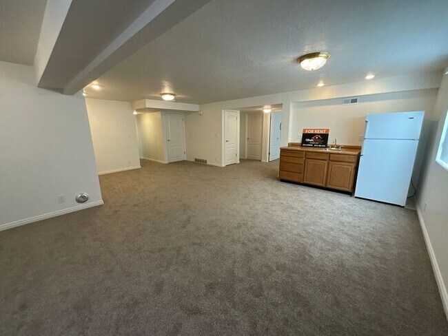 Building Photo - 4 bdrm 3 bth Home 2 Car Garage- HOA with Pool