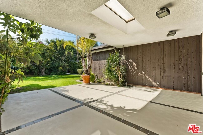 Building Photo - 719 N Bedford Dr