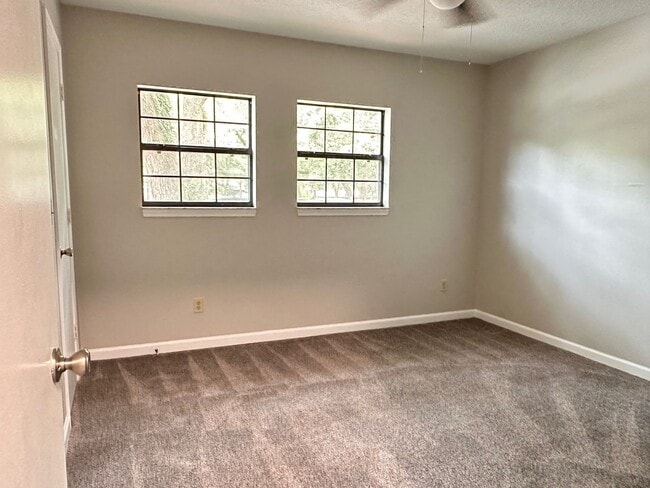 Building Photo - Island Townhouse-Close to Shopping and Beach!