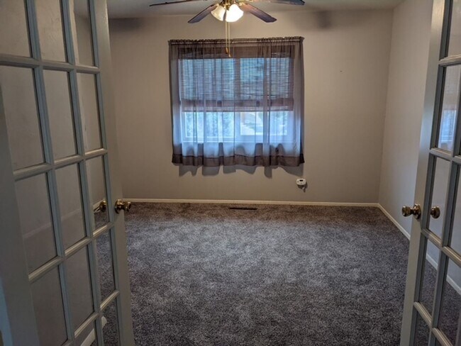Building Photo - Tulip Way 4125-4127