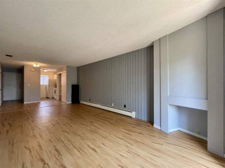 Building Photo - 3150 Lakeside Dr