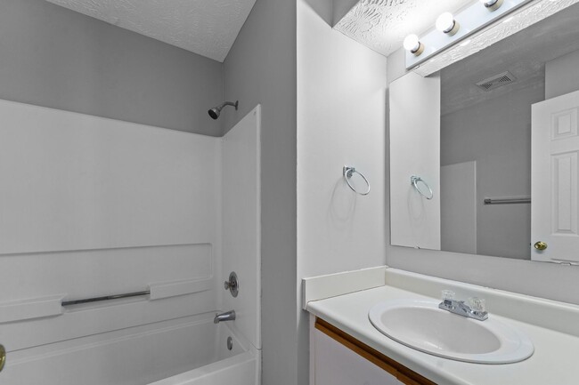 Building Photo - Townhome living close to downtown Fayettev...