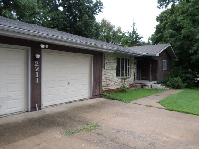 Building Photo - House on Browning available NOW