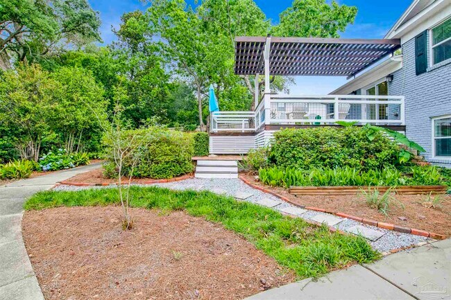 Building Photo - 421 Woodbine Dr