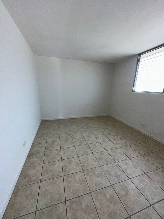 Building Photo - Makaha Surfside One Bedroom A building $16...