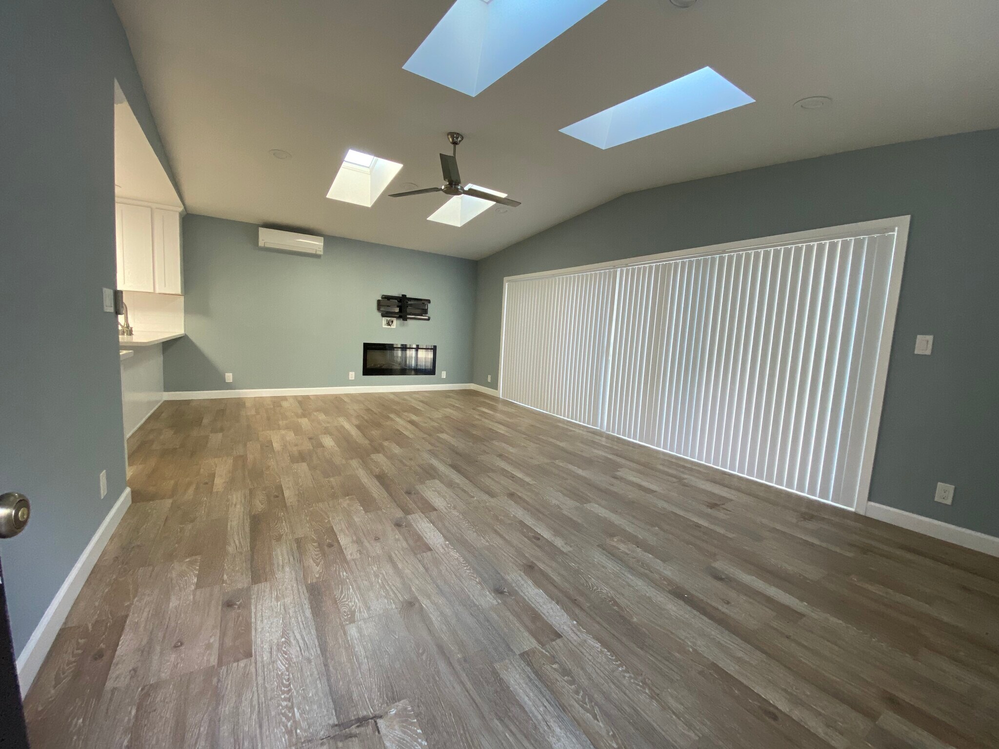 Building Photo - 631 Skyline Dr