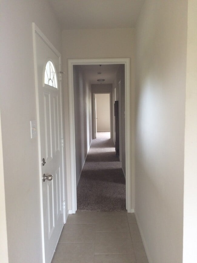 Building Photo - 3 BEDROOM HOUSE! APPLY NOW!!