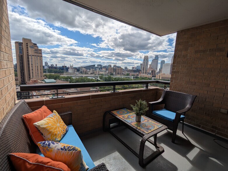 Huge closed balcony overlooking Mississippi River and downtown Minneapolis - 110 1st Ave NE