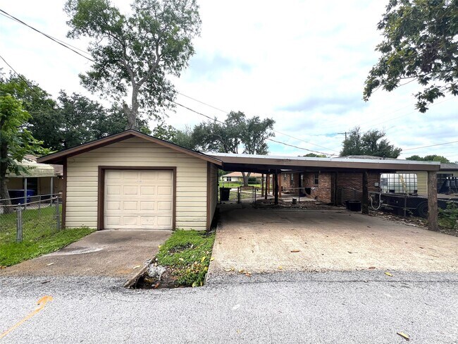 Building Photo - 377 State Hwy 75 N