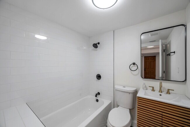 Building Photo - Charming 2-Bedroom Home with Optional Over...