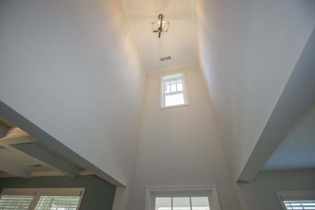 Building Photo - Charming 4 Bedroom Rental Home with Spacio...