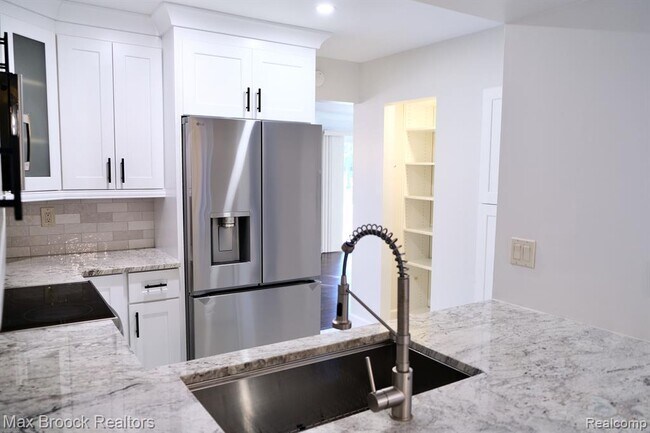 Building Photo - 5238 Brett Ct