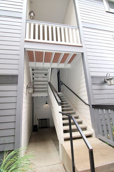Building Photo - 2424 N Vancouver Ave