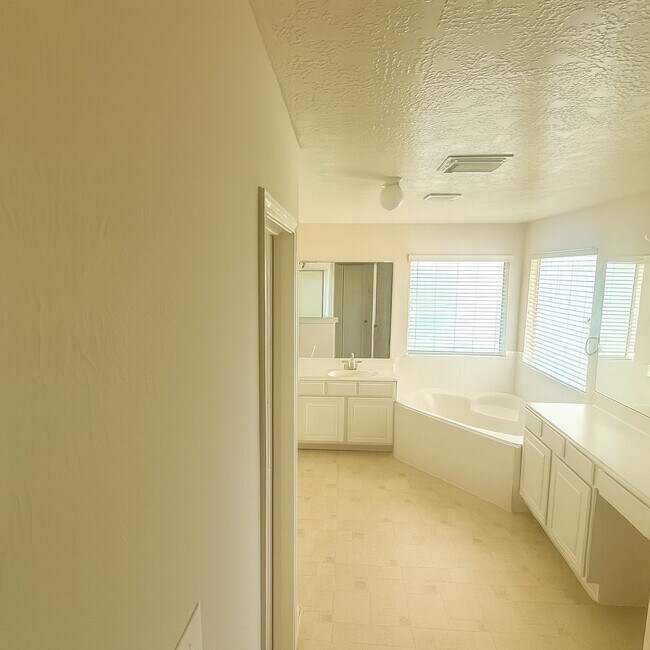 Building Photo - 3722 Kristin Lee Ln
