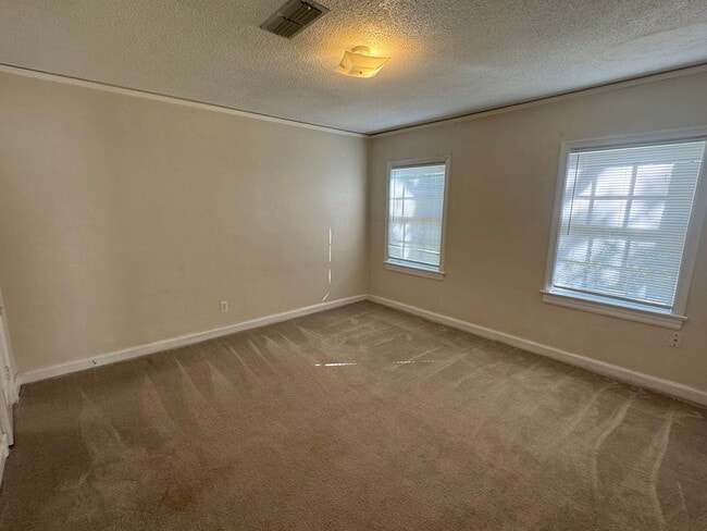 Building Photo - Large Cloverdale Apartment