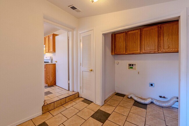 Building Photo - 609 Candelaria Rd NW