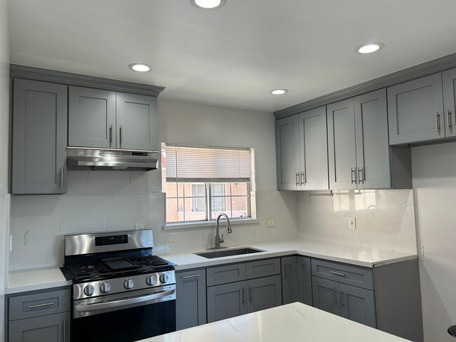 Building Photo - Newly Renovated 3 Bed / 2.5 Bath Apartment for Rent – Prime Huntington Beach Location!