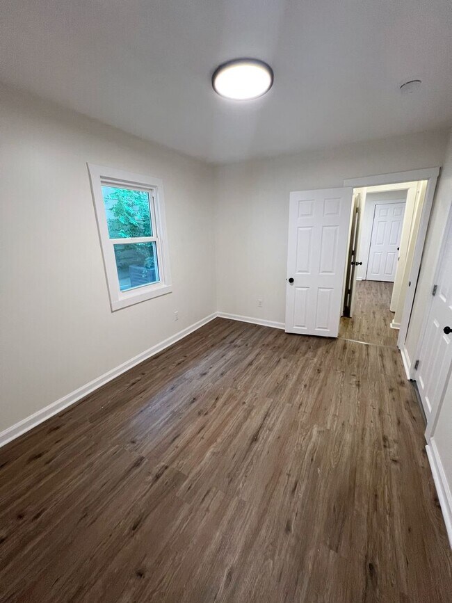 Building Photo - SEE IT NOW: Charming Renovated Bungalow in...