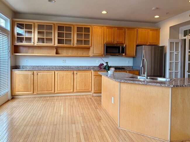 Building Photo - Brand new upgraded 4 Bedroom Townhouse for rent