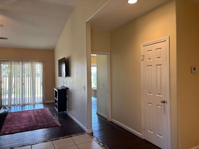 Building Photo - 2 Bedrooms / 2 Bathrooms Condo for Ren,  F...