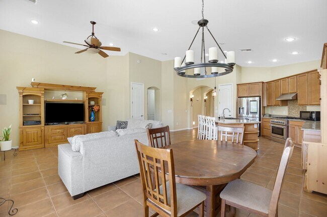 Building Photo - Charming Home with heated Pool & Spa! Amaz...