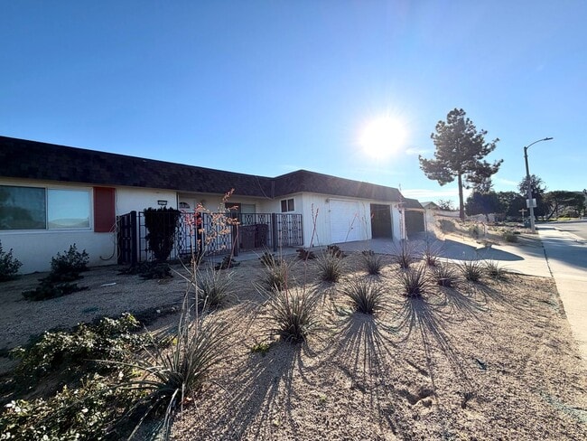 Building Photo - 55+ community-Move-in Ready 2 Bedroom 2 Bath Sun City Home!