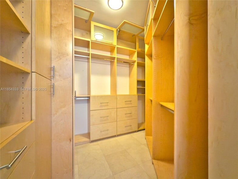 Building Photo - 848 Brickell Key Dr