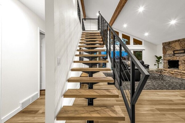 Building Photo - Fully Furnished Executive Townhome in Kiss...