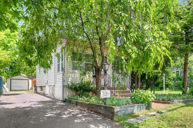 Building Photo - 31 Chestnut St