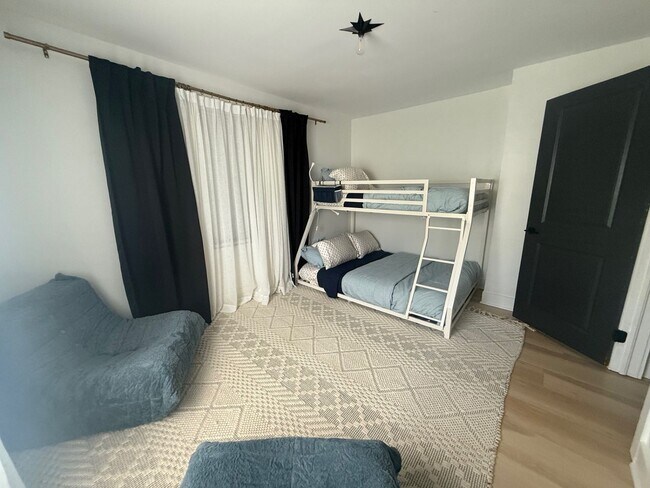 Building Photo - Gorgeous three bedroom in the heart of Park Ave