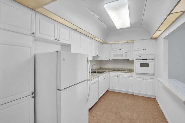 Primary Photo - 19390 Collins Ave