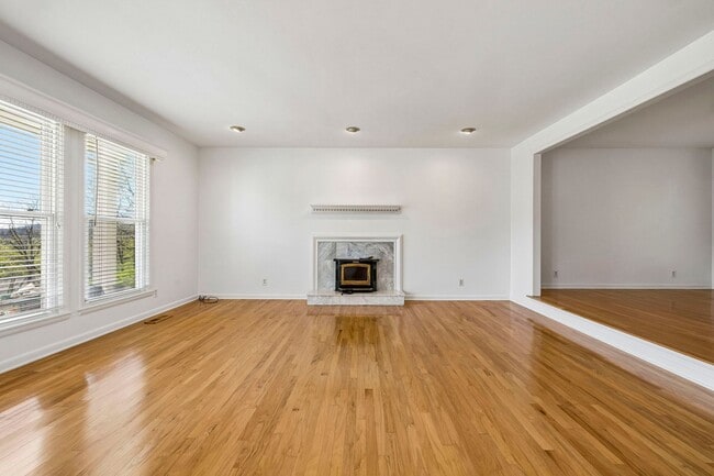 Building Photo - Experience the perfect blend of privacy and open space in this beautifully maintained 3-bedroom, ...