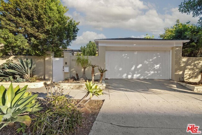 Building Photo - 920 Carrillo Dr