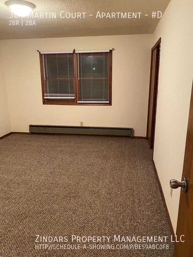 Building Photo - Updated bilevel 2 bedroom 1.5 bath townhou...