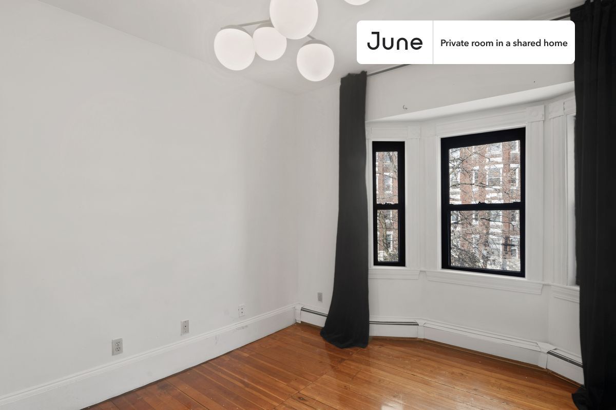 Building Photo - Room in Shared 6 bed/2 bath home