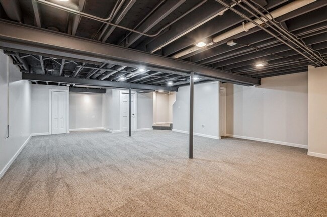 Building Photo - Gorgeous & Spacious Lincolshire Townhouse ...