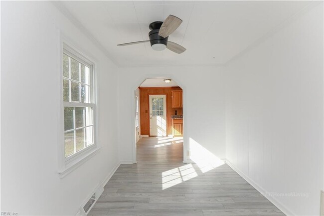 Building Photo - Don't miss this cute Cape Cod!