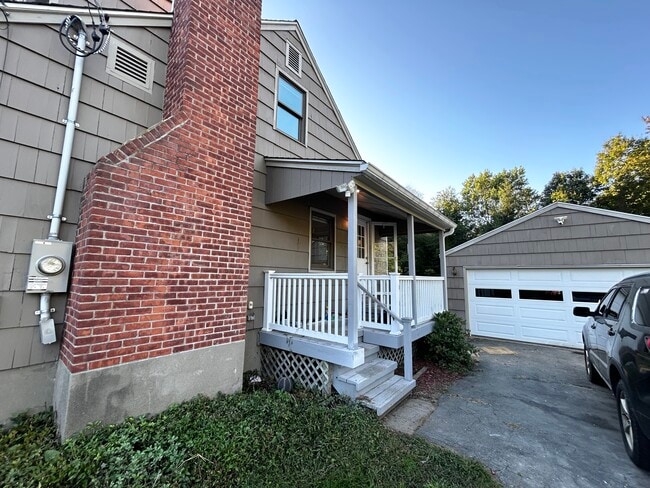 Building Photo - 12 Fieldstone Dr