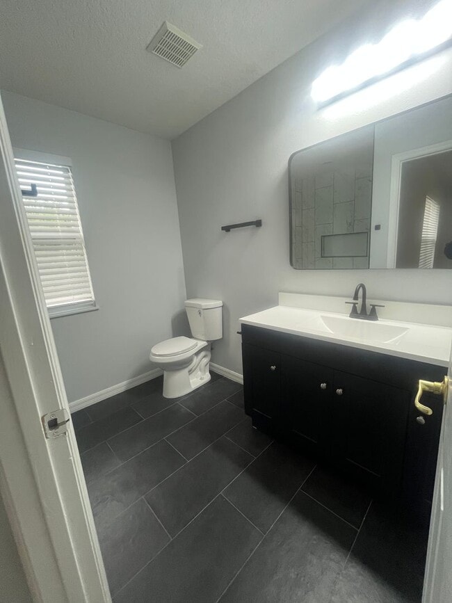 Building Photo - 1520 Retreat View Cir