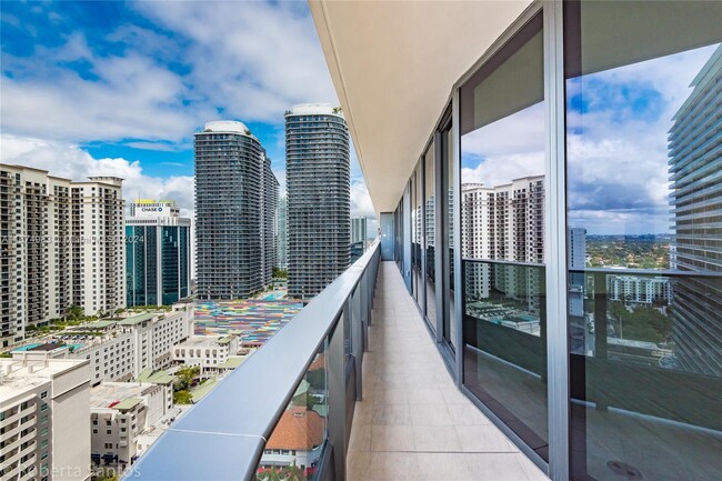 Balcony - 1000 Brickell Plz