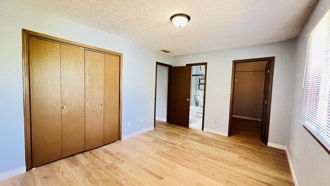 Building Photo - 431 S Village Ct