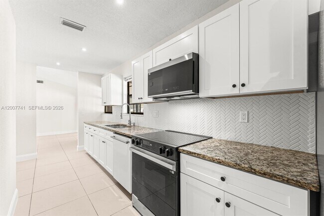 Building Photo - 18055 Sycamore Dr W