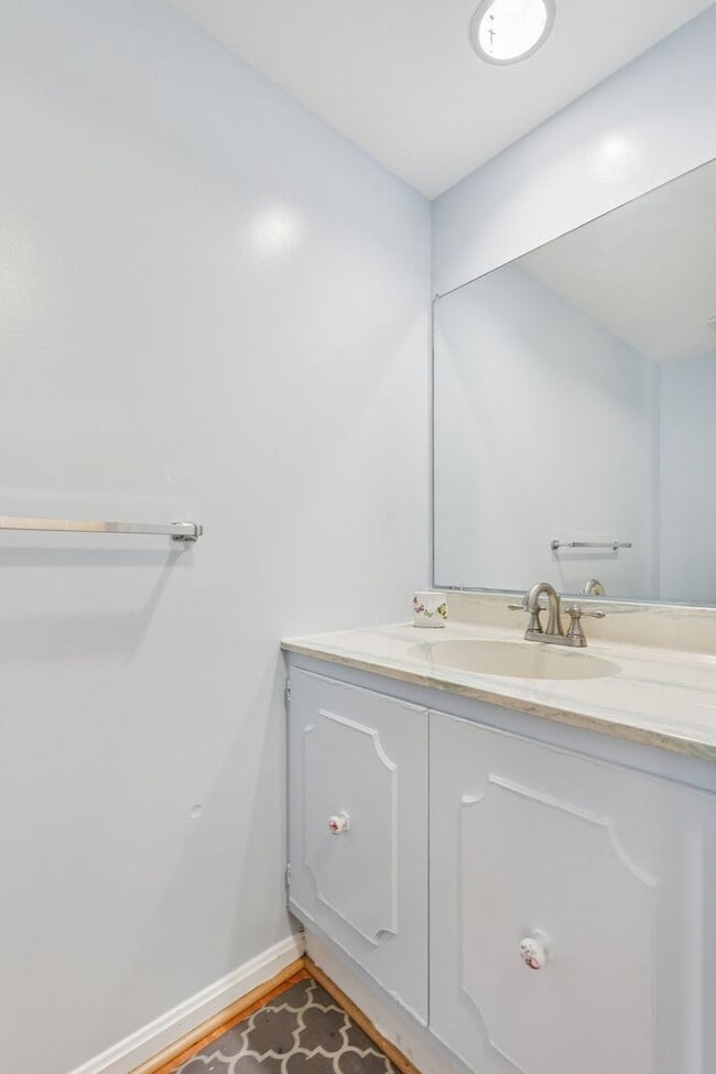 Building Photo - Beautifully maintained townhome on a quiet cul-de-sac in Springfield!