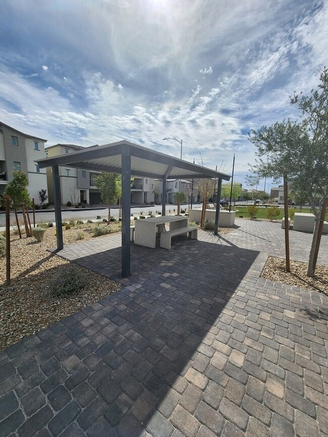 Building Photo - 3 story 3 bed/3 bath townhouse in brand new Watercolor Community