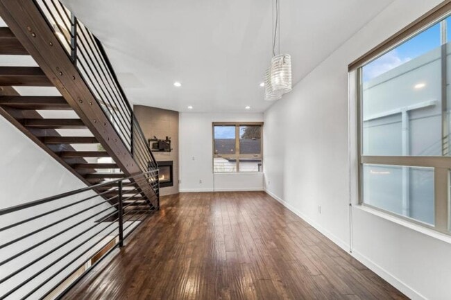 Building Photo - 2 bedroom in Seattle WA 98115