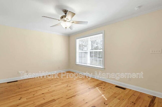 Building Photo - 1124 5th Ave