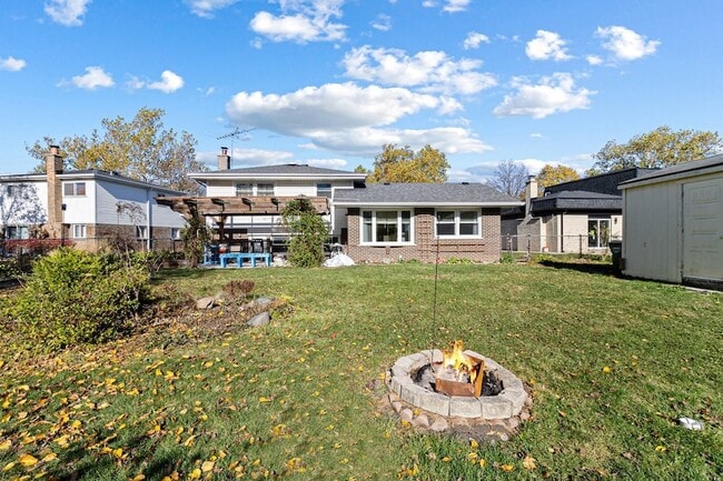 Building Photo - 2430 S Shag Bark Trail