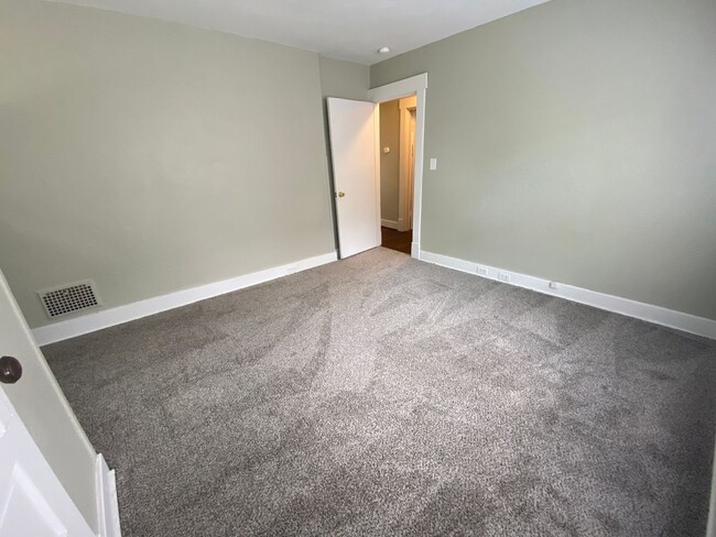 Building Photo - 2 Bedroom 1 Bath home