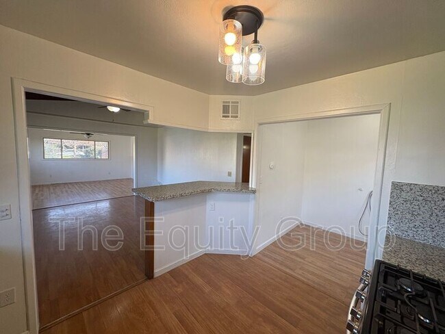 Building Photo - 856 W Chestnut St