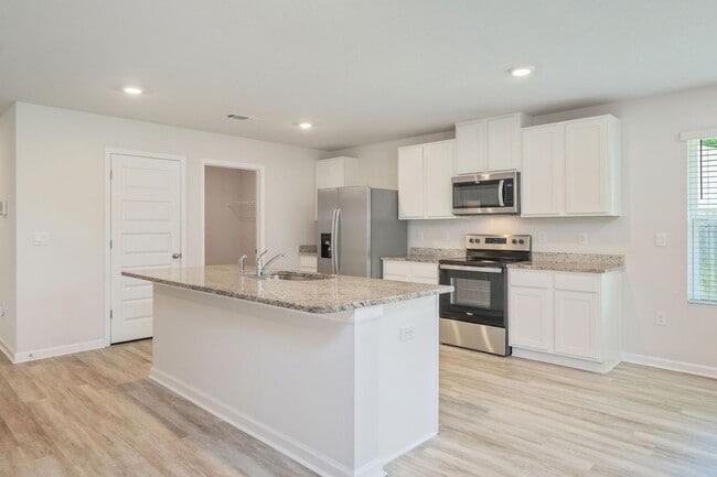 Building Photo - AVAILABLE NOW | BEAUTIFUL 5 BEDROOM, 3 BATH HOME IN MILTON WITH LARGE BACK YARD